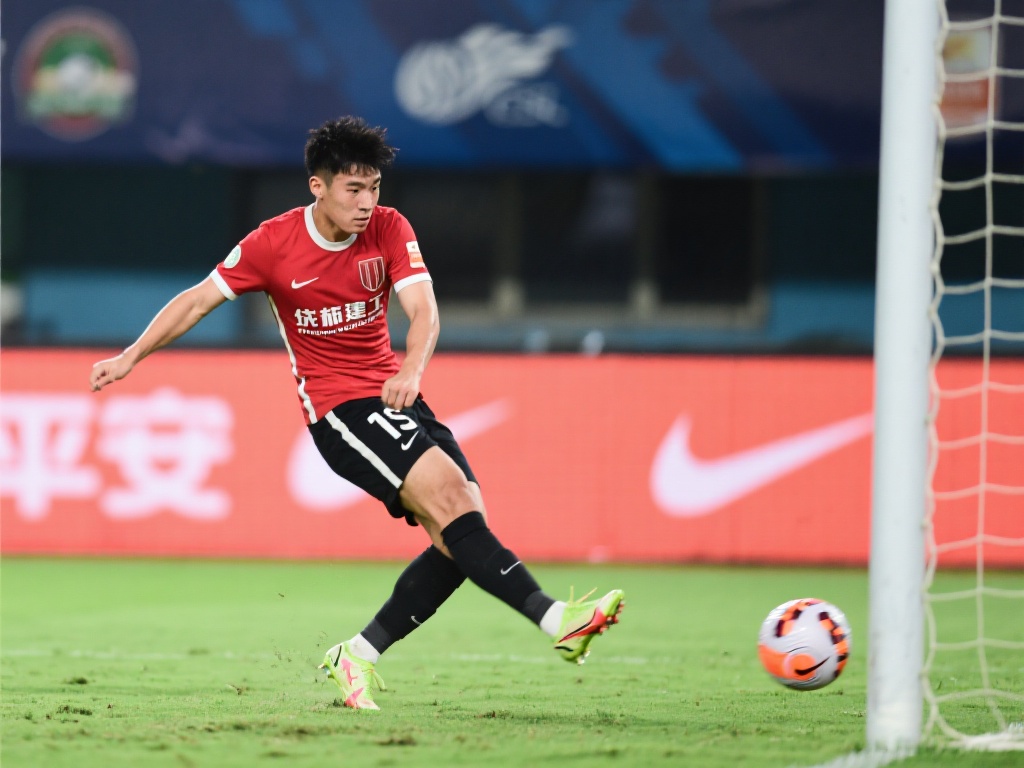 布彭扎精彩断球回传 童磊跟进稳射破门 另一位主角童磊则完美把握了这一黄金机会。