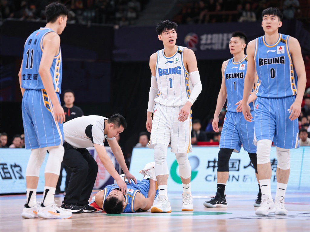 陈盈骏独揽23分,北京击退山西,赛点在握 尽管北京队最终在比赛中获胜,但曾凡博的伤